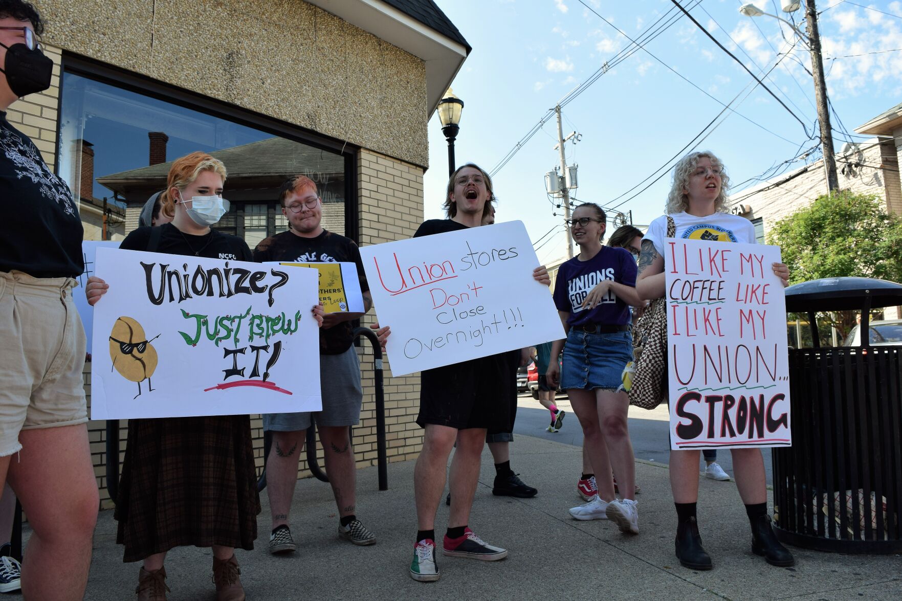 Heine Bros union workers protest 7-1-22 (2).JPG